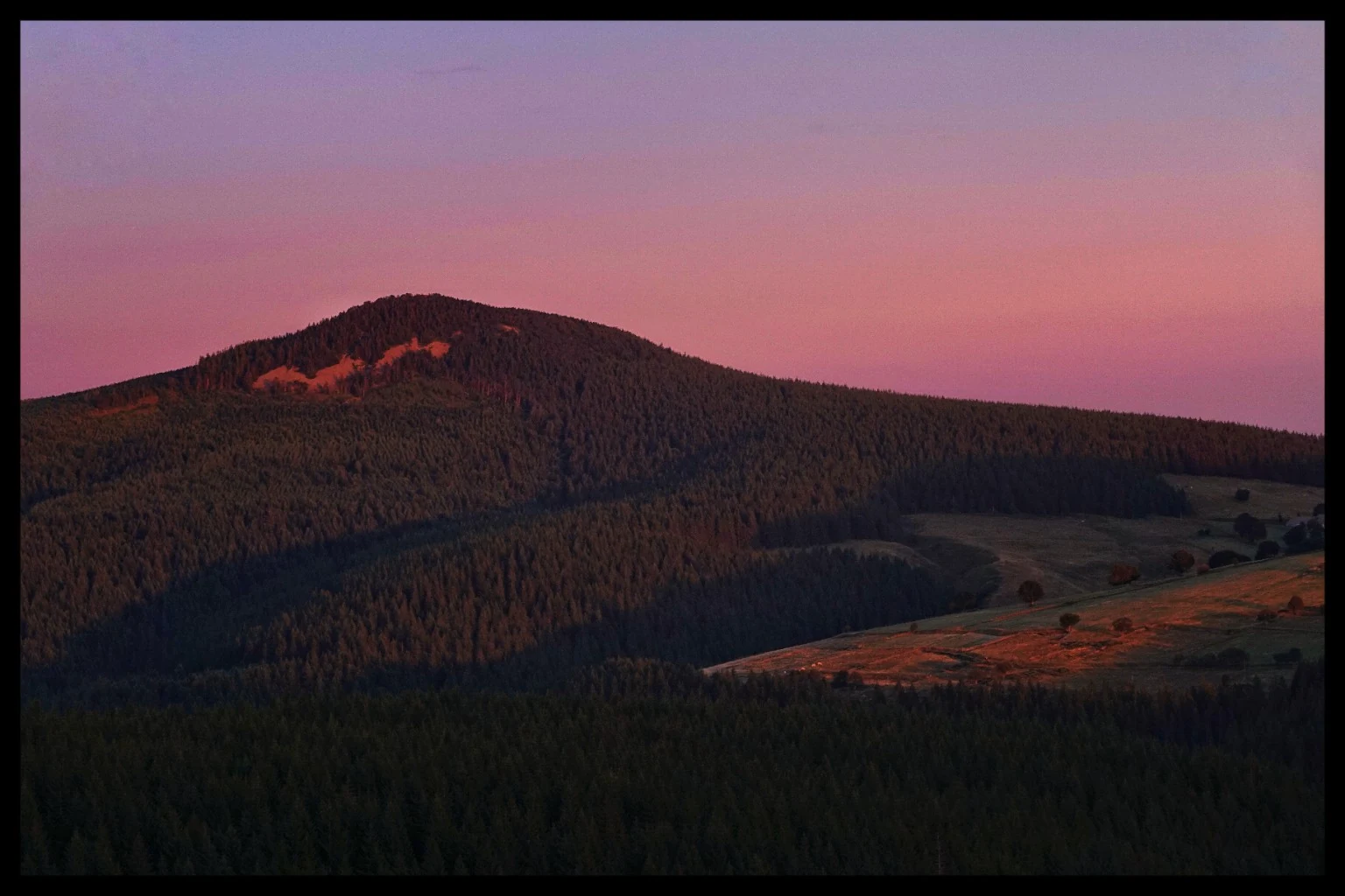 Montagne au crépuscule, photographiée par Victor Dumoulin